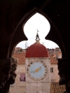 Widok na Wieżę Zegarową z dzwonnicy katedry w Trogirze.