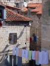 Typowy obrazek - suszące się między domami pranie.