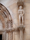 Zawstydzona Ewa z portalu katedry w Trogirze.