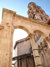 Przy katedrze św. Dujama w Splicie, mieście wpisanym na Listę Światowego Dziedzictwa UNESCO.