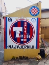 Fani „Hajduka”, drużyny piłkarskiej ze Splitu, wszędzie znajdą miejsce, by umieścić symbole swej drużyny, choćby na ścianie domu.