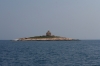 Jeśli ktoś chce, może sobie urządzić wakacje na takiej wysepce i zamieszkać w latarni morskiej (więcej o takich wakacjach na www.adriatica.net).