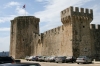 Potężne mury nadmorskiej twierdzy w Trogirze.