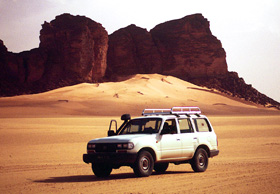 algieria - autko na pustynii.jpg